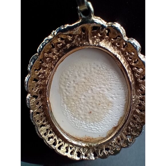 Pendant Necklace Brooch Set Vintage Germany Courting Scene 21 In Gold Tone Chain - Picture 14 of 15